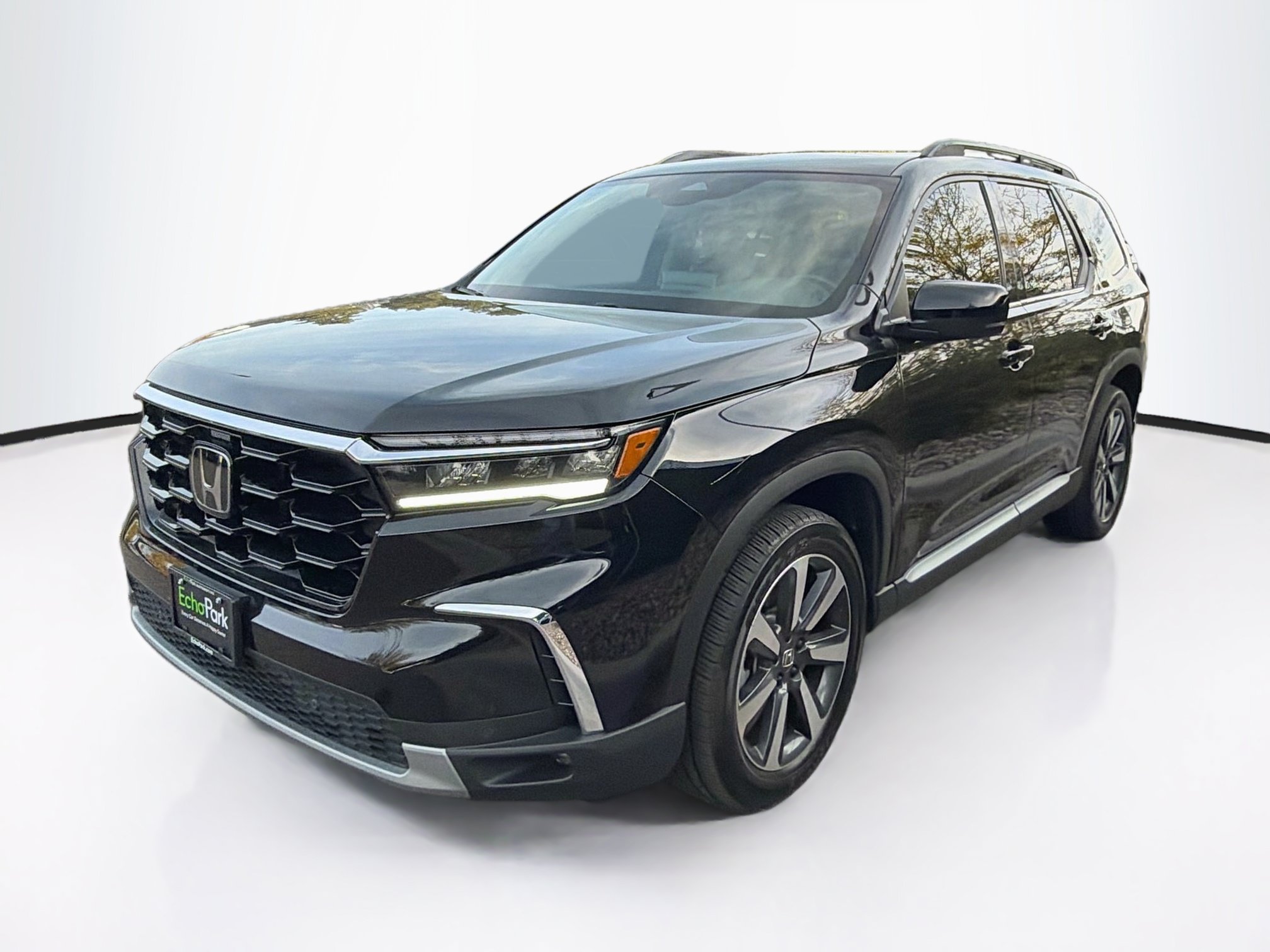 Used 2025 Honda Pilot Touring image 3
