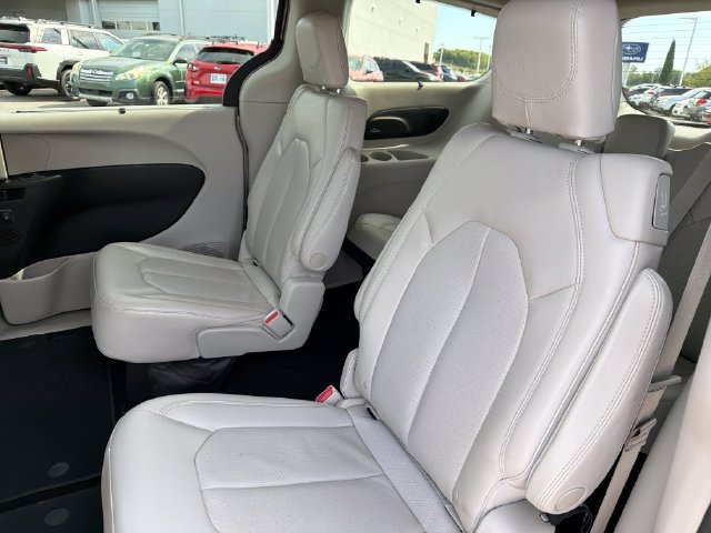 Used 2018 Chrysler Pacifica Touring-L Plus FWD image 22