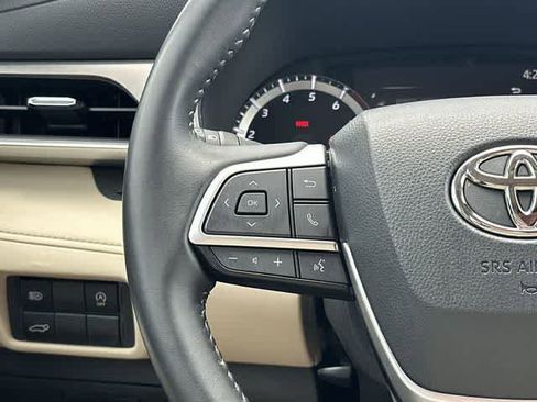 Used 2023 Toyota Highlander XLE AWD/4WD image 9