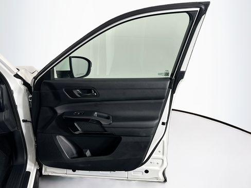 Used 2025 Nissan Pathfinder SV FWD image 33