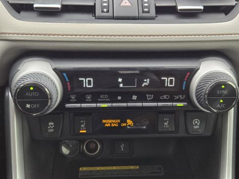 Used 2020 Toyota RAV4 XLE Premium FWD image 15