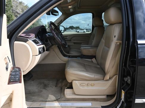 Used 2011 Cadillac Escalade Luxury image 18