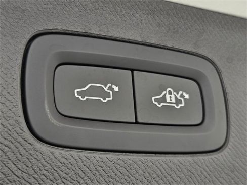 Certified 2025 Volvo XC90 B6 Plus image 22