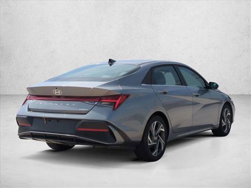Used 2025 Hyundai Elantra Limited FWD image 5