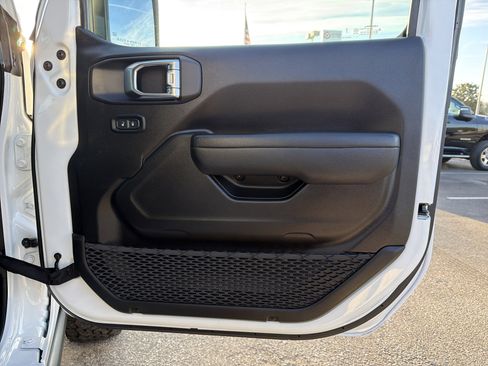 Used 2025 Jeep Wrangler Rubicon w/ Convenience Group image 15