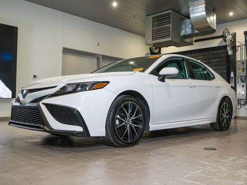 Used 2024 Toyota Camry SE w/ Convenience Package FWD image 3