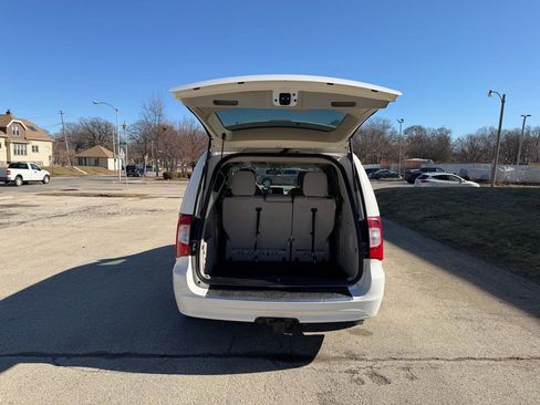 Used 2013 Chrysler Town & Country Touring image 8