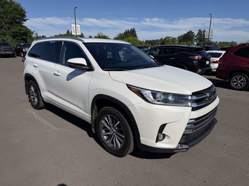 Used 2017 Toyota Highlander SE AWD/4WD image 2