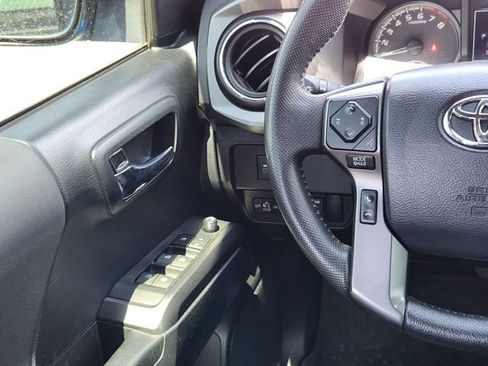 Used 2020 Toyota Tacoma TRD Off-Road w/ TRD Premium Off Road Package AWD/4WD image 24
