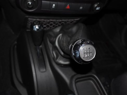 Used 2017 Jeep Wrangler Unlimited Sahara w/ Connectivity Group AWD/4WD image 20