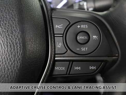 Used 2023 Toyota Camry SE image 3