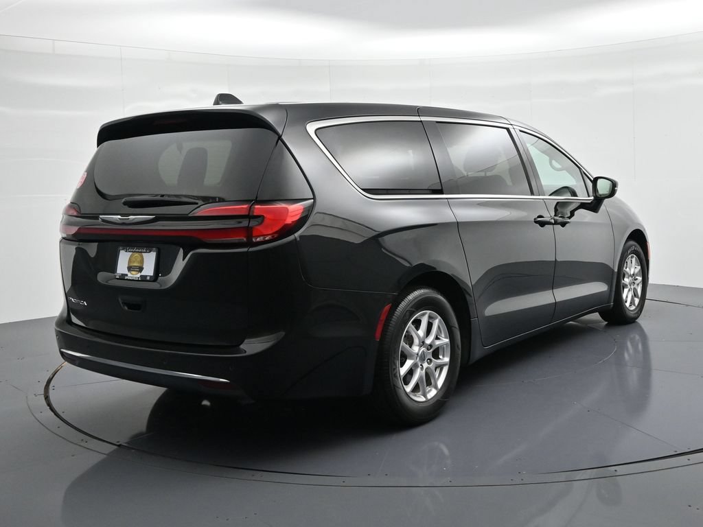 Used 2023 Chrysler Pacifica Touring-L FWD image 6