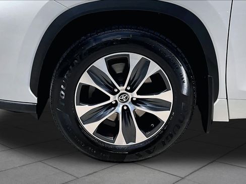 Used 2021 Toyota Highlander XLE AWD/4WD image 11
