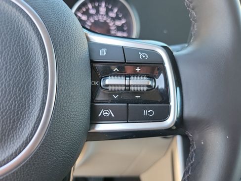 Used 2023 Kia Carnival LX image 20