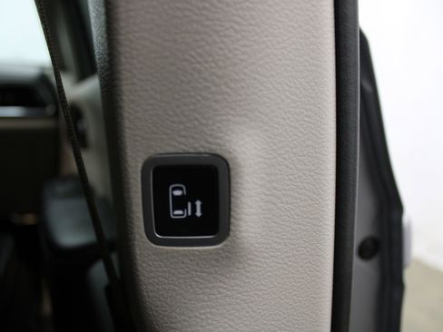 Used 2020 Chrysler Pacifica Limited FWD image 26