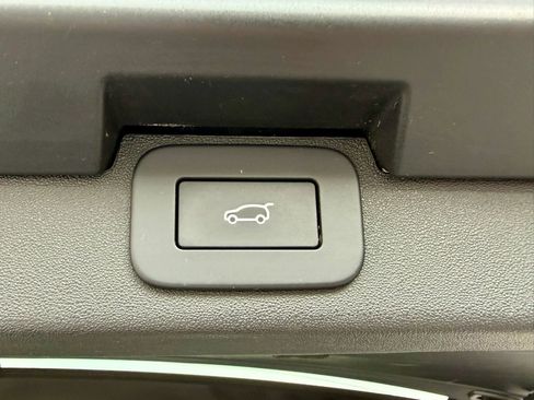 Used 2023 Land Rover Discovery S AWD/4WD image 42