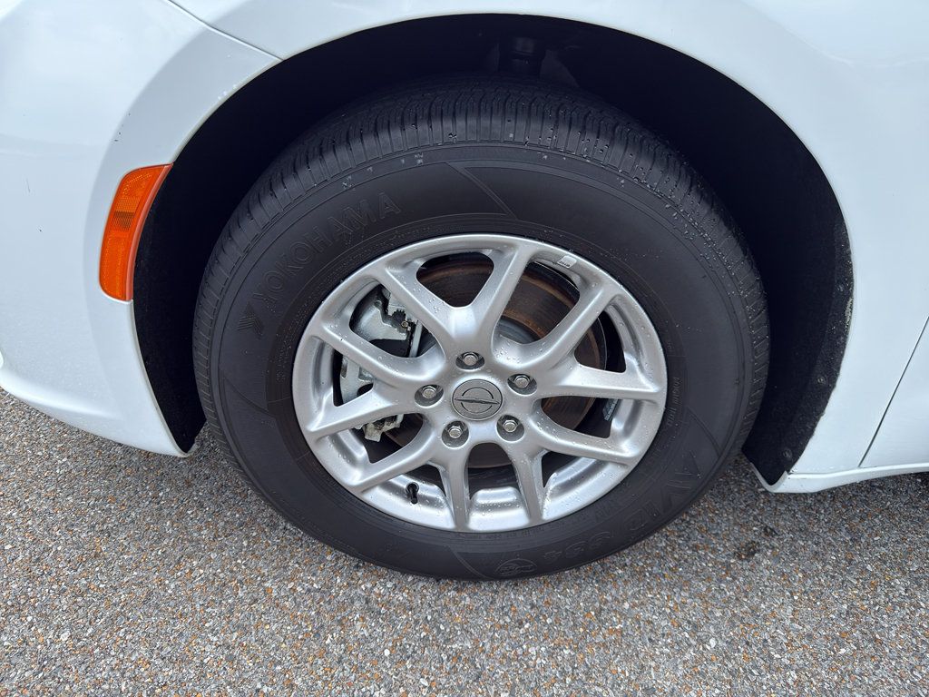 Used 2025 Chrysler Pacifica Select FWD image 9