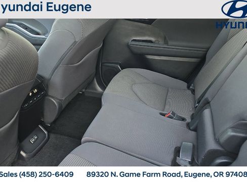 Used 2024 Toyota Highlander LE FWD image 16