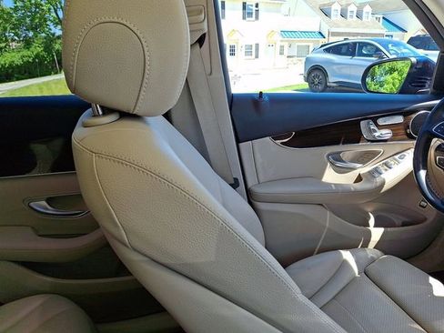 Used 2019 Mercedes-Benz GLC 300 4MATIC image 19