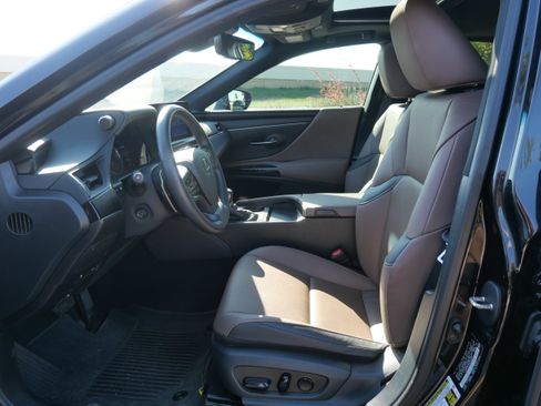 Used 2024 Lexus ES 350 w/ Premium Package image 8