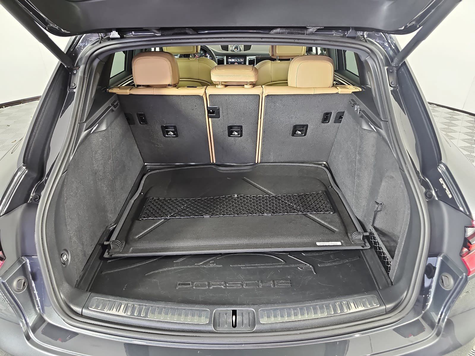 Used 2018 Porsche Macan w/ Premium Package Plus AWD/4WD image 11