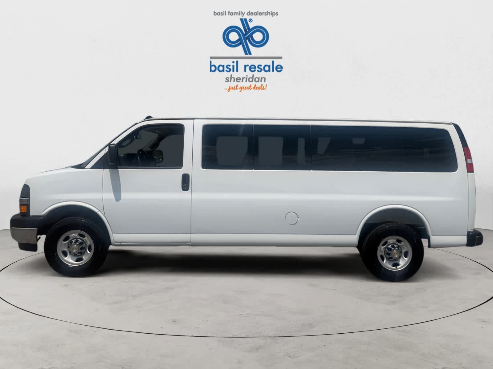 Used 2025 Chevrolet Express 3500 LT w/ LT Preferred Equipment Group RWD image 3