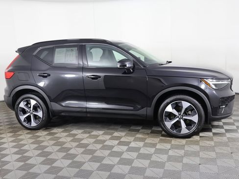 Used 2024 Volvo XC40 B5 Plus image 19