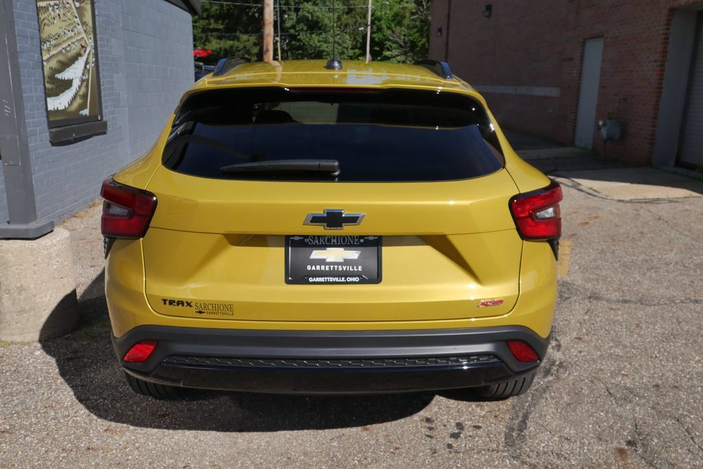 Used 2024 Chevrolet Trax RS w/ Sunroof Package FWD image 28