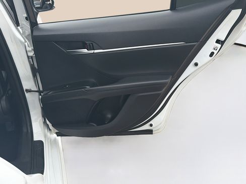 Used 2018 Toyota Camry SE w/ Moonroof Package image 29