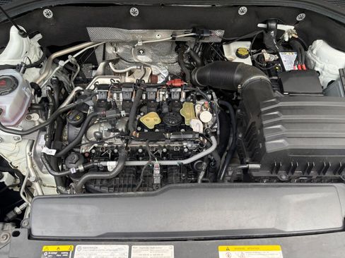 Used 2025 Volkswagen Atlas SE AWD/4WD image 35