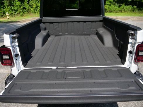 Used 2025 Jeep Gladiator Rubicon w/ Safety Group AWD/4WD image 9