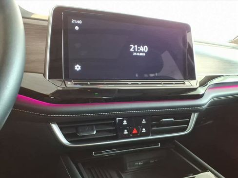 Used 2025 Volkswagen Atlas SEL image 13