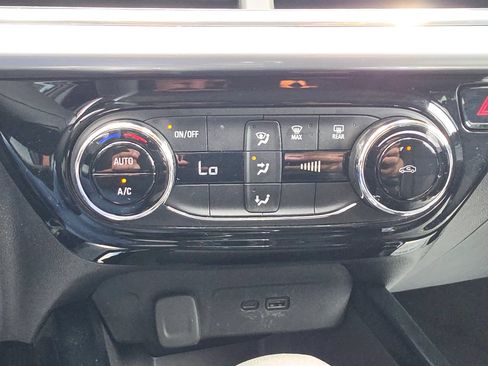 Used 2025 Chevrolet Trax LT FWD image 31