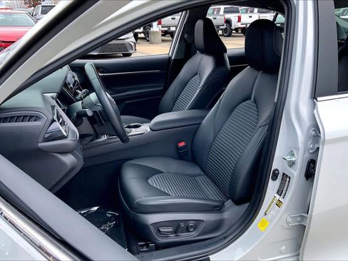 Used 2024 Toyota Camry SE image 8