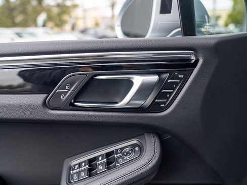Certified 2026 Porsche Macan image 17