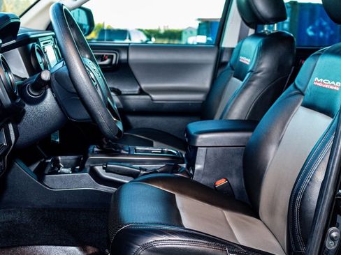 Used 2018 Toyota Tacoma SR image 24