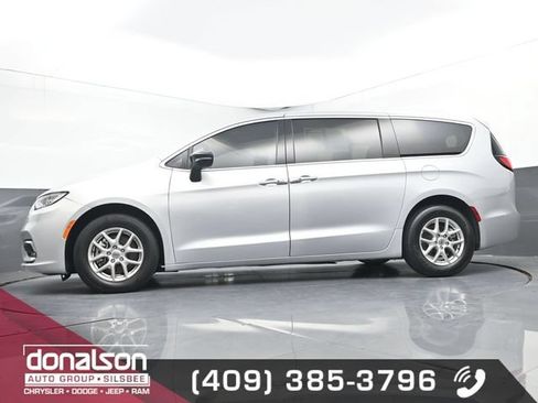 Used 2024 Chrysler Pacifica Touring-L FWD image 15