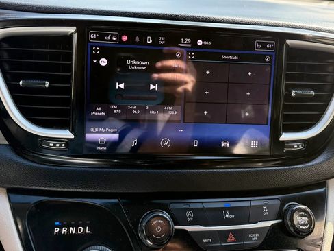 Used 2022 Chrysler Pacifica Touring-L FWD image 15
