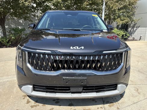 Used 2025 Kia Carnival FWD image 5