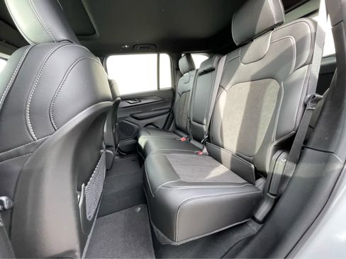 New 2025 Jeep Grand Cherokee Altitude image 23