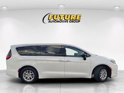Used 2024 Chrysler Pacifica Touring-L