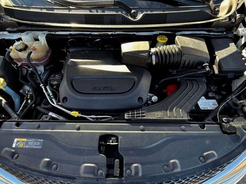 Used 2020 Chrysler Pacifica Touring-L image 23