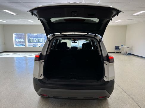 Used 2023 Nissan Rogue SV image 11