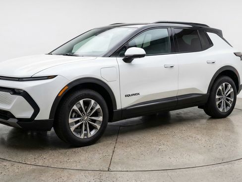 Used 2025 Chevrolet Equinox LT image 3