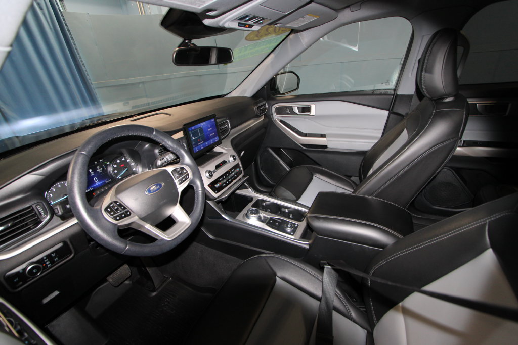 Used 2023 Ford Explorer XLT w/ Equipment Group 202A AWD/4WD image 2