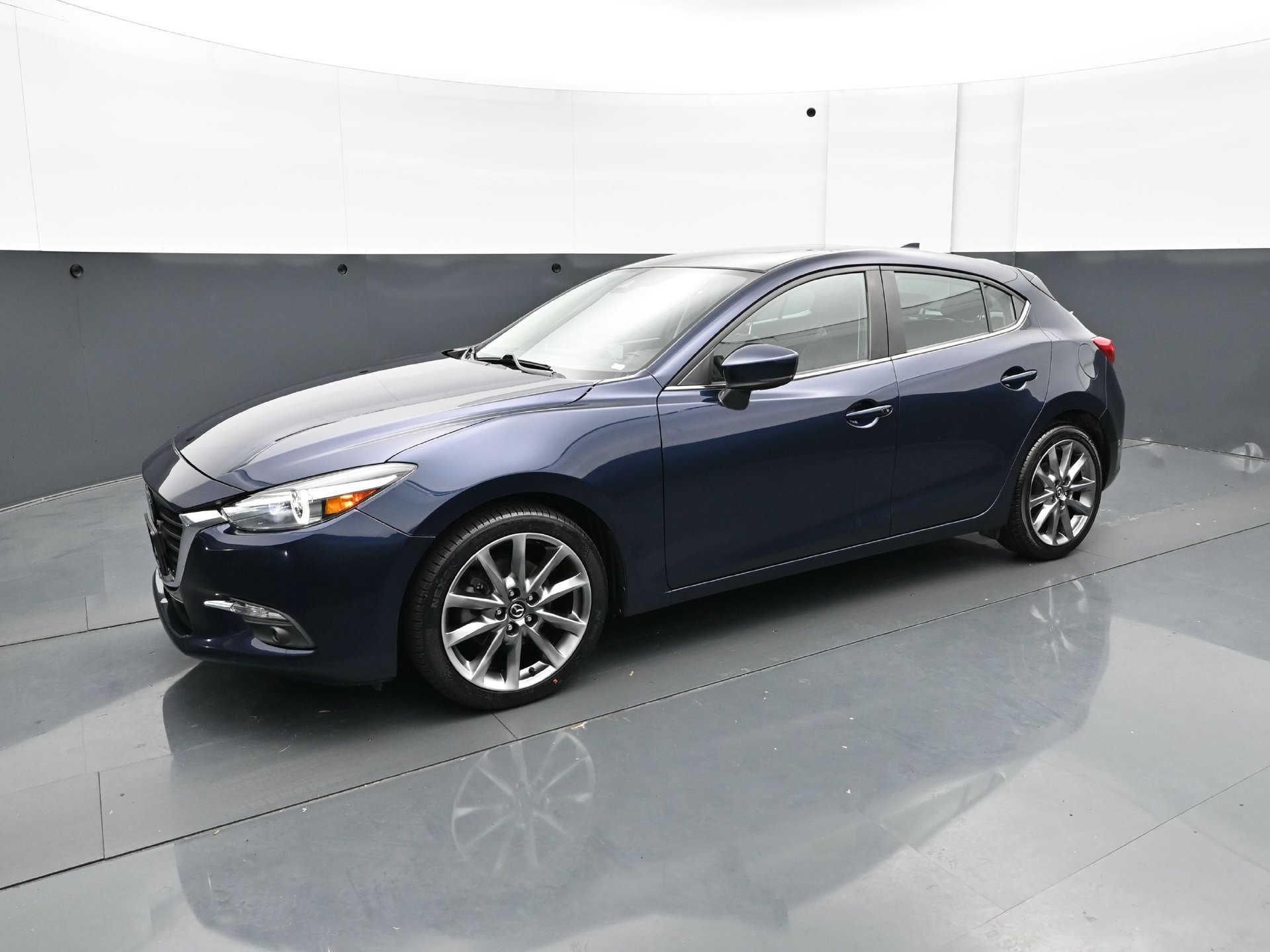 Used 2018 MAZDA MAZDA3 Grand Touring w/ Premium Equipment Package FWD image 2