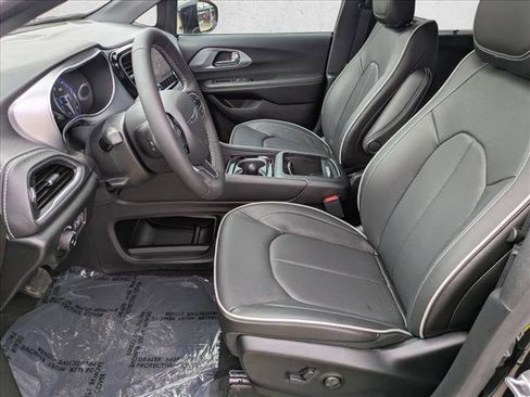 New 2026 Chrysler Pacifica Limited image 4