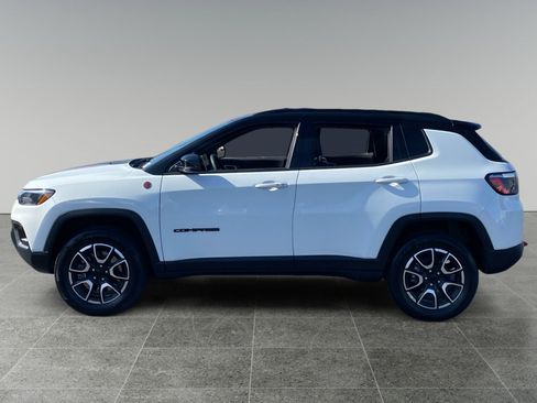 Used 2024 Jeep Compass Trailhawk AWD/4WD image 2
