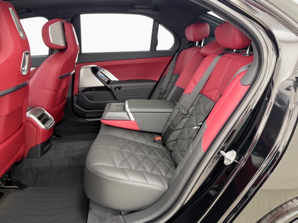Used 2025 BMW 740i w/ Premium Package RWD image 25
