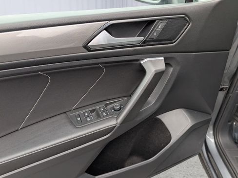 Used 2023 Volkswagen Tiguan SE image 17